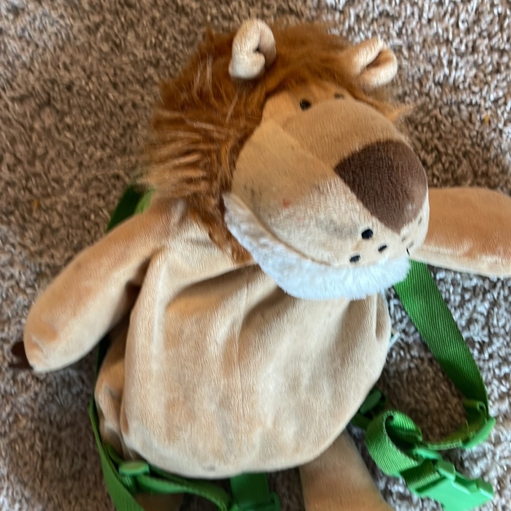 Small lion backpack with small leash for toddler
